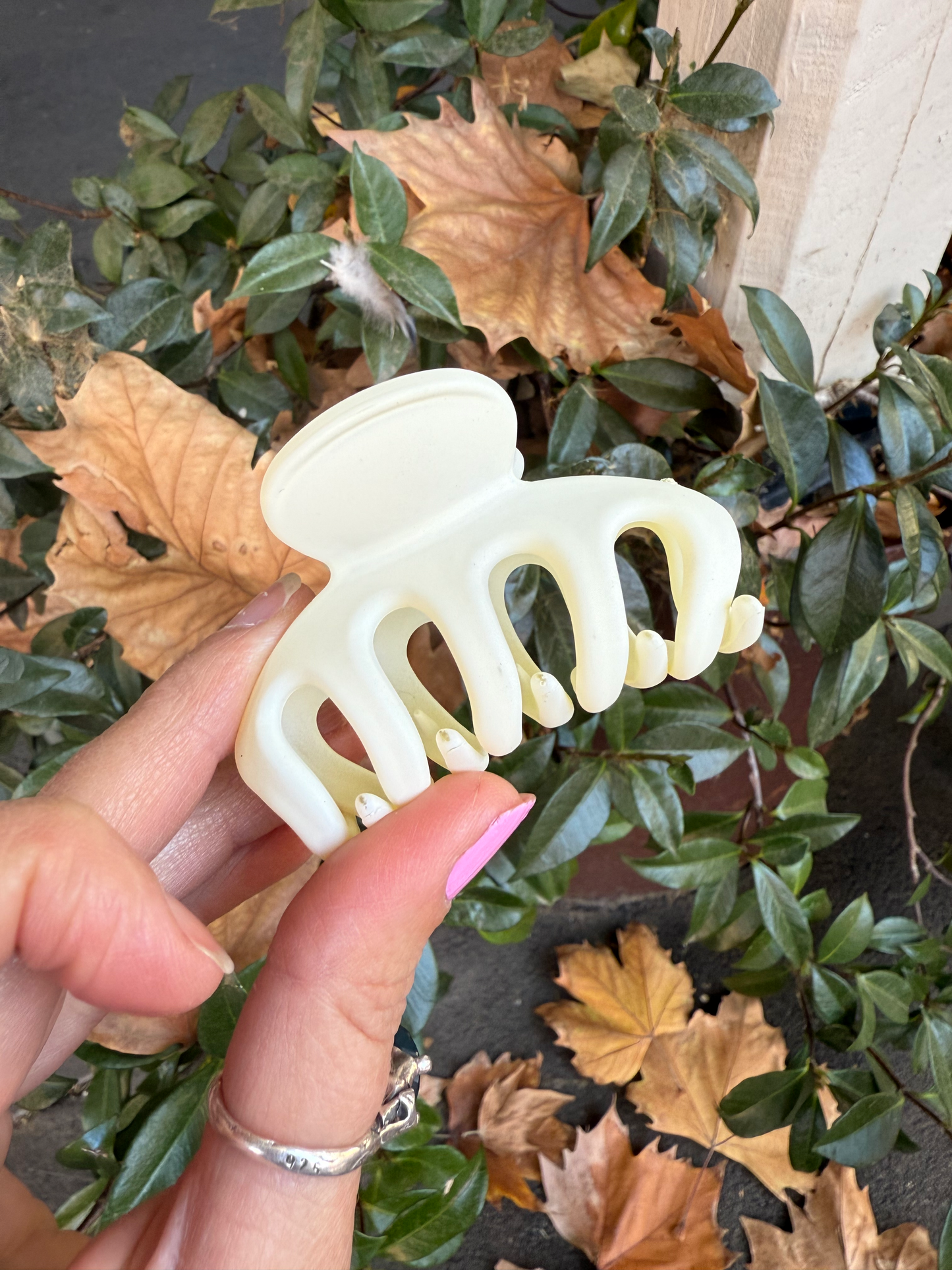 Medium Basic Hair Claw (Vanilla)
