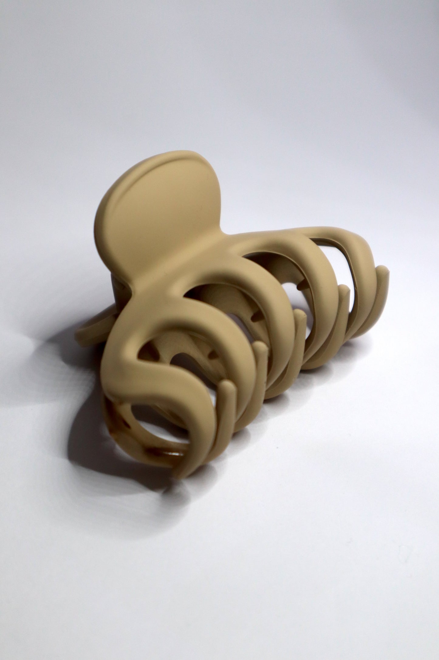 Medium Basic Hair Claw (Latte)