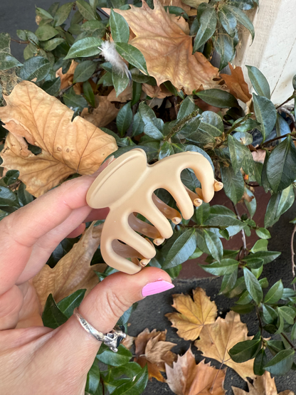 Medium Basic Hair Claw (Latte)